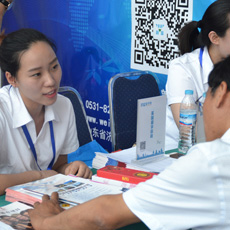 “0中介費留學”火爆教育展 傳統中介再遭冷遇